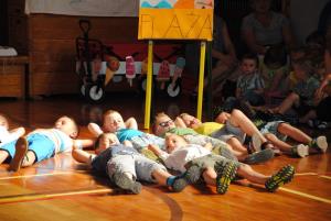 Vrtčevski otroci pomahali vrtcu v slovo 16